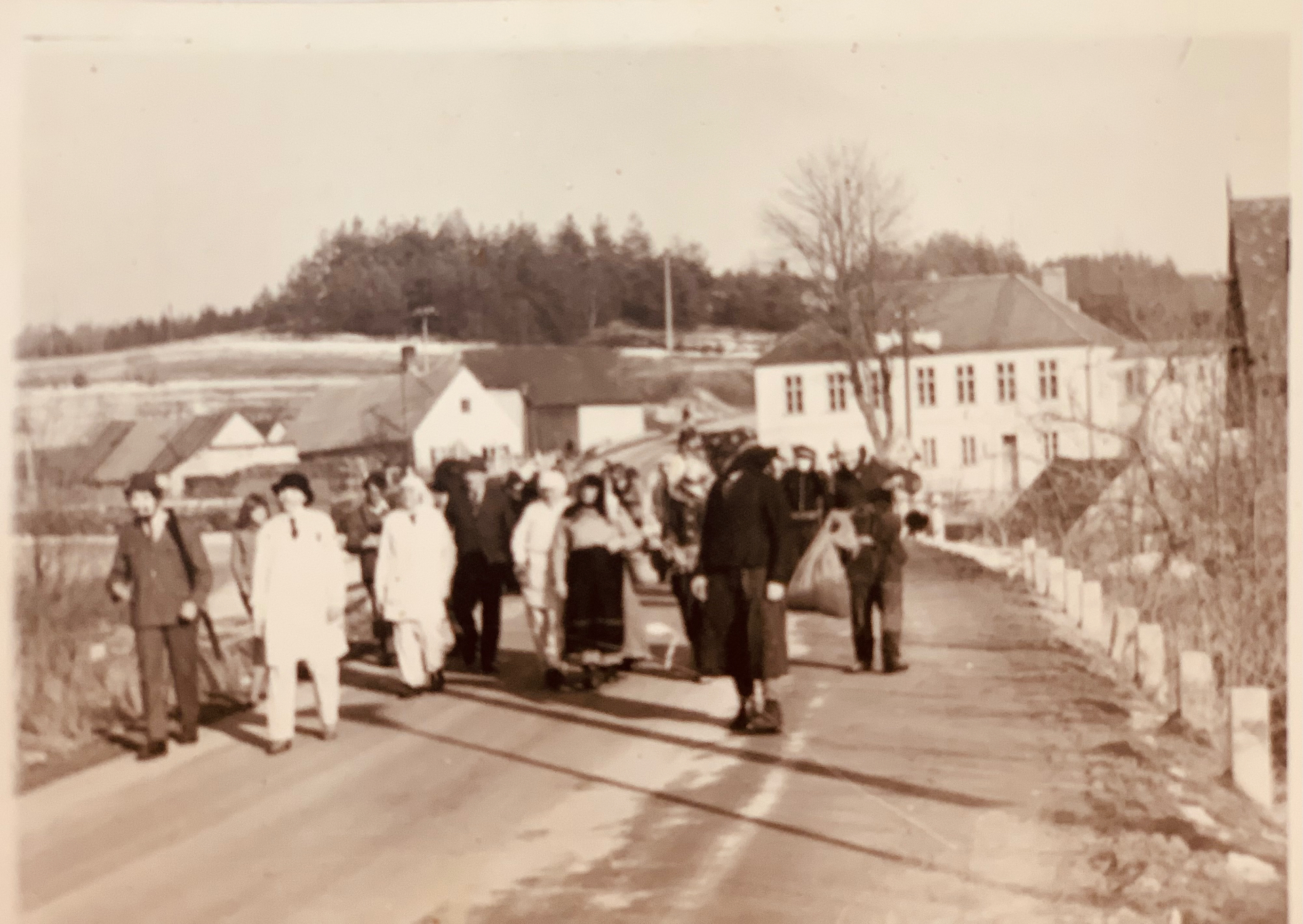 Masopust — průvod obcí (historické foto)