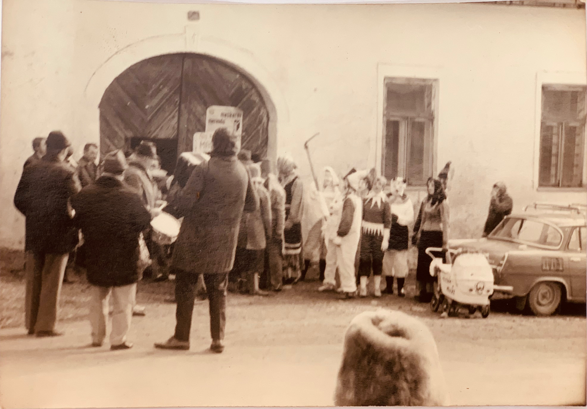 Masopustní obchůzka na návsi (historické foto)