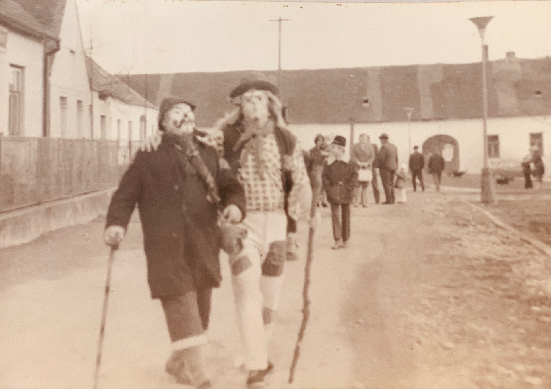 Maškary v ulici (historické foto)
